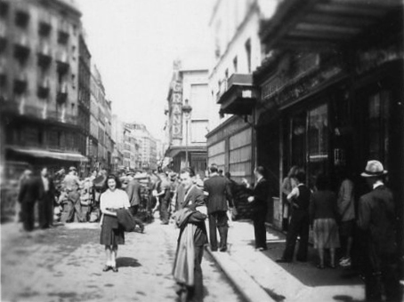 Rinette devant les barricades de la rue du Commerce 24 août 1944